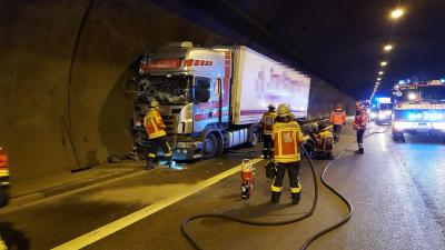 A81 Engelbergtunnel: Lkw streift Tunnelwand und beschaedigt Loeschwasserleitung